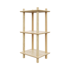 Schrägansicht im Studio der schmalen dreistufigen modularen Air Shelf Einheit aus rohem Kiefernholz, die die einfache Konstruktion, das vertikale Design und die platzsparenden Abmessungen vor weißem Hintergrund zeigt.
