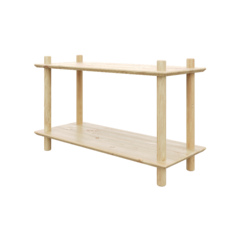 Vue studio en angle de l’étagère modulaire Air Shelf large à deux niveaux en pin brut, mettant en valeur la construction simple et la vaste surface d’exposition sur fond blanc.
