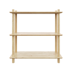 Saubere frontale Studioansicht des breiten, dreistöckigen modularen Air Regals aus unbehandeltem Kiefernholz, die die schlichte Konstruktion und drei großzügige, gleich große Regalböden vor weißem Hintergrund zeigt.