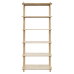 Vue frontale épurée en studio de la grande étagère modulaire Air à six niveaux en pin brut, mettant en valeur sa construction simple et son empilage vertical maximal, sur fond blanc.