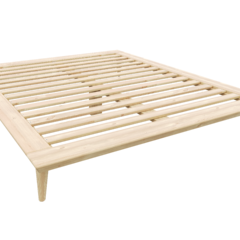 Vue en angle en studio du cadre de lit minimaliste Air en pin brut 140 × 200 cm, mettant en évidence la largeur et la longueur, le sommier à lattes et les pieds inclinés.