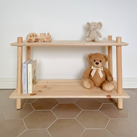 Das schmale modulare Rohe Air Regal aus natürlichem Kiefernholz ist mit buntem Spielzeug und Kinderbüchern gestaltet und zeigt seine Nutzung und Eignung für ein Kinderzimmer.